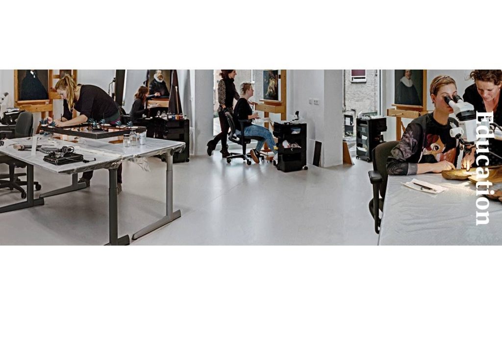Werkzaam in het atelier van de Universiteit van Amsterdam.